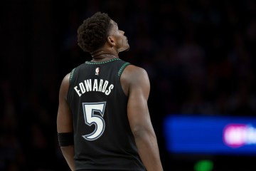 8凯发、官方平台、APP下载、安卓iOS兼容、优化升级-持续低迷！爱德华兹跳起传球 戈贝尔没接好再度失误